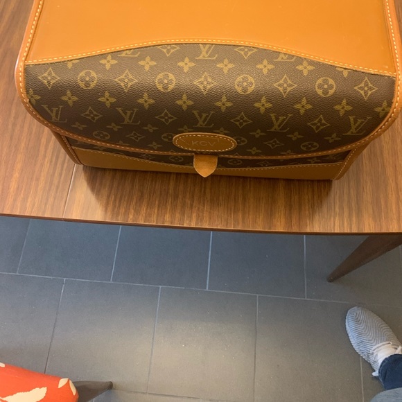 Vintage Louis Vuitton in very good shape. I'm not sure of the age. - Picture 8 of 10